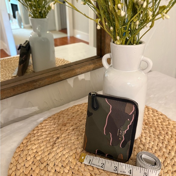 🌸COACH Camouflage Bifold Zippered Wallet w Pink, brown&Olive Highlights EUC RARE - Picture 6 of 10